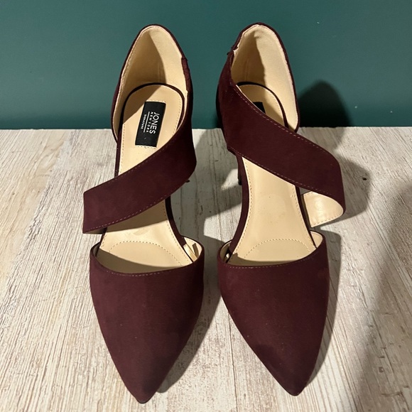 Beautiful Rich Burgundy Jones New York suede heels. 9 - Picture 3 of 4